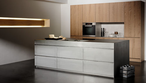 Cuisine contemporaine - silverTouch - eggersmann küchen GmbH & Co. KG - en placage de bois / en chêne / en acier inoxydable