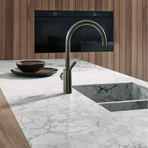 Cuisine contemporaine - E3.0 - eggersmann küchen GmbH & Co. KG - en noyer / en quartzite / en acier