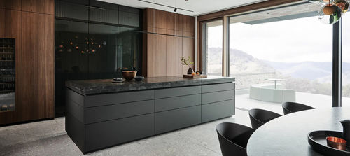 Cuisine contemporaine - E3.0 - eggersmann küchen GmbH & Co. KG - en placage de bois / en noyer / en quartzite