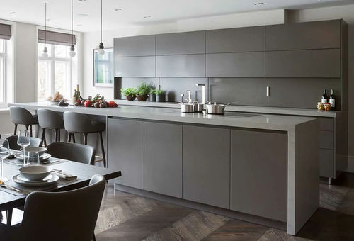 Cuisine contemporaine - Villa London - eggersmann küchen GmbH & Co. KG - en placage de bois / en quartzite / en pierre de lave