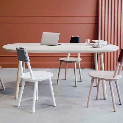 Table à manger contemporaine - NAÏVE - EMKO - en frêne / avec piètement en bois / ronde
