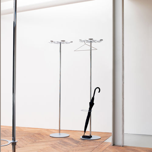 Porte-manteau sur pied - SLEIS - MOX AG - contemporain / en métal chromé / avec porte-parapluie intégré