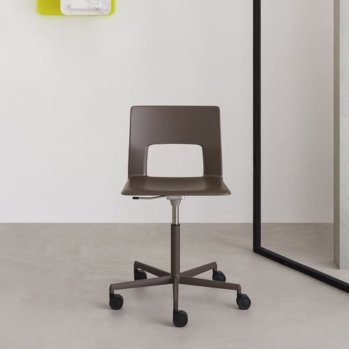 Chaise contemporaine - KOBE - DESALTO spa - d'intérieur / en polyuréthane / avec piètement en acier