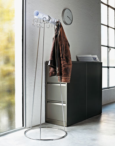 Porte-manteau sur pied - CROWN - DESALTO spa - contemporain / en acier laqué / noir