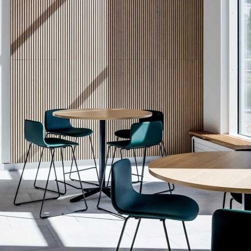Table contemporaine - ALKU - Martela - en chêne / en frêne / en stratifié