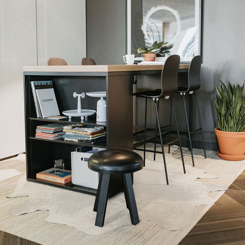 Tabouret rustique - BUZZIMILK - Haworth Europe - en cuir / en bois massif / avec piètement en bois massif