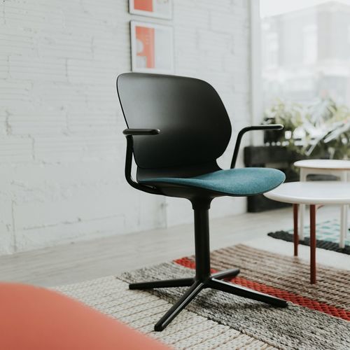 Chaise visiteur contemporaine - MAARI - Haworth Europe - d'intérieur / en tissu / en plastique