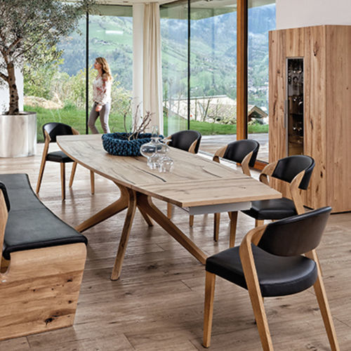 Table à manger contemporaine - V-Alpin - Voglauer Möbelwerk Gschwandtner & Zwilling GmbH & Co. KG - en chêne / avec piètement en chêne / courbée