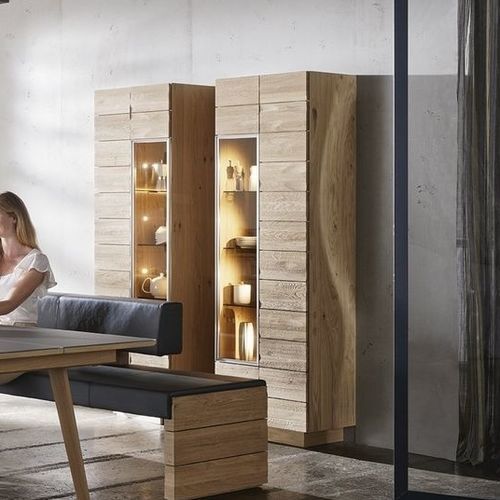 Vitrine contemporaine - V-Montana  - Voglauer Möbelwerk Gschwandtner & Zwilling GmbH & Co. KG - en chêne / en noyer / avec éclairage intégré