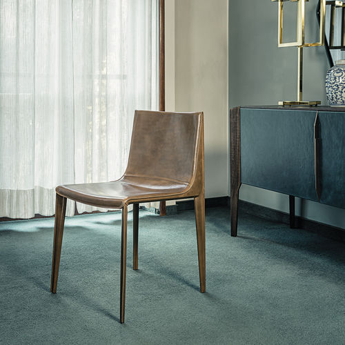 Chaise contemporaine - EMILY - arketipo - d'intérieur / en cuir / avec piètement en bouleau