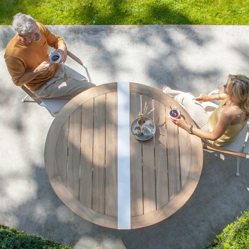 Table à manger contemporaine - TRAVERSE - Royal Botania - en teck / avec piètement en aluminium / ronde