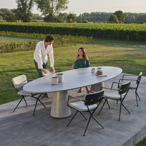 Table à manger contemporaine - CONIX - Royal Botania - en céramique / en béton / avec piètement en béton