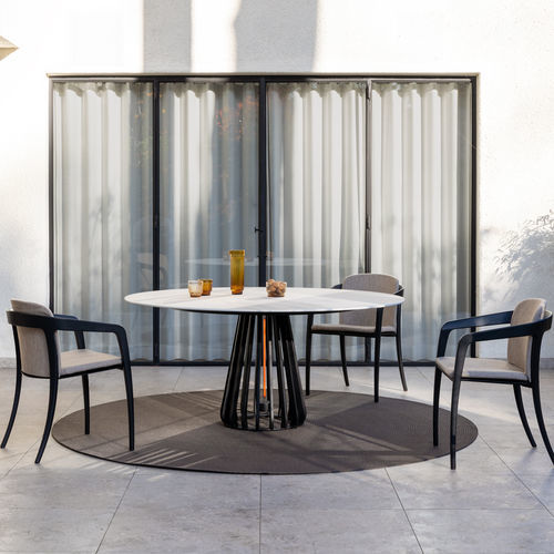 Table à manger contemporaine - FURNIZ   - Royal Botania - en Solid Surface / avec piètement en métal / rectangulaire