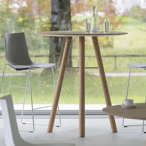 Table mange-debout contemporaine - AKIO - girsberger - en bois massif / ronde / professionnelle