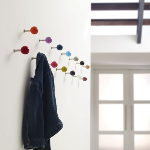 Patère contemporaine - DOTS - DAVIS - en chêne / individuelle / peinte