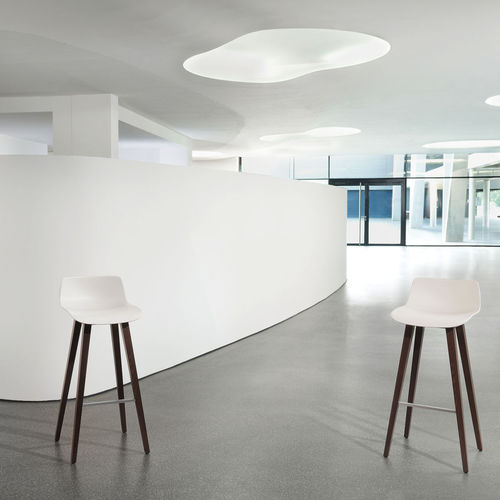 Tabouret de bar contemporain - CIRCO - DAVIS - en plastique / avec piètement en hêtre / avec repose-pieds