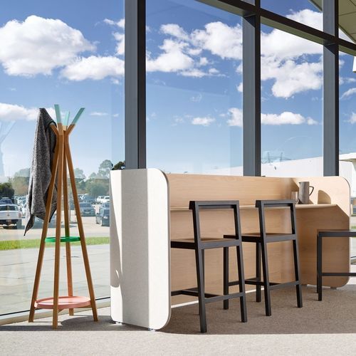 Porte-manteau sur pied - TP  - schiavello - contemporain / en chêne / en bois peint