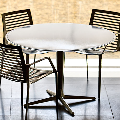Table à manger contemporaine - CHIPMAN - landscapeforms - en métal / ronde / pour établissement public