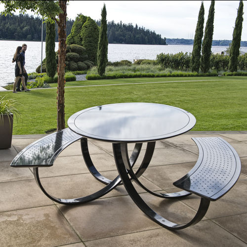 Table de pique-nique contemporaine - CHARLIE - landscapeforms - en métal / ronde / ovale