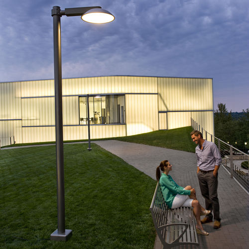 Lampadaire urbain - LEO - landscapeforms - contemporain / en métal / à LED