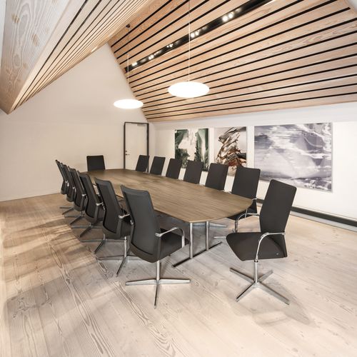 Table de réunion contemporaine - CONFIGURATION - HOWE - en bois / en stratifié / avec piètement en métal chromé