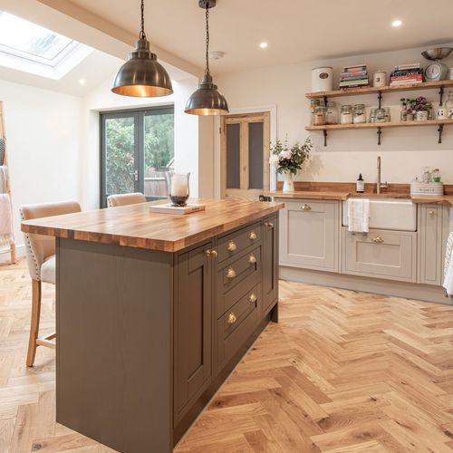 Parquet contrecollé - ZB109  - V4 Woodflooring - en chêne naturel / point de Hongrie / brossé