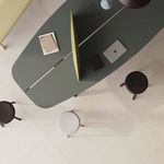 table de conf&eacute;rence avec prise de courant int&eacute;gr&eacute;e