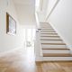 escalier droit / marche en chêne / structure en bois / contemporain