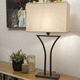 lampe de table / en laiton / contemporaine / avec support sculptural