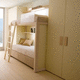 chambre d'enfant marron / en bois