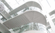 escalier demi-tournant / contemporain / structure en acier inoxydable / marche en verre