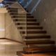 escalier droit / à marches en bois / structure en acier inoxydable / contemporain