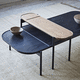 table d'appoint contemporaine / en laiton / en acier à revêtement par poudre / en bois teinté