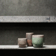 vase contemporain / blanc / noir / vert