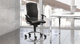 chaise de bureau contemporaine / en cuir / à roulettes / avec accoudoirs