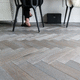 parquet contrecollé / en chêne / en bois de feuillus / point de Hongrie