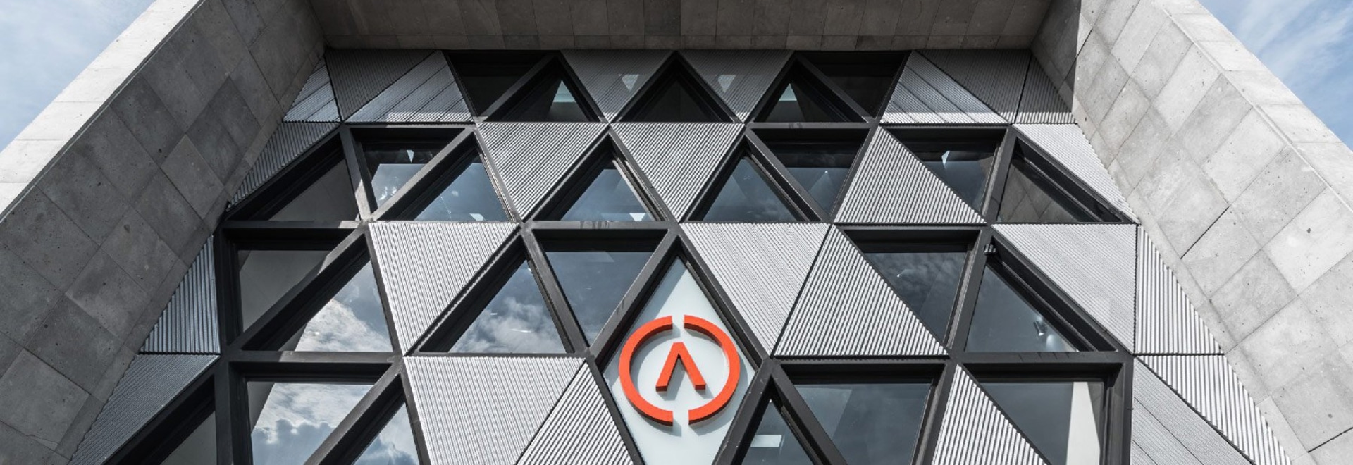 L'agence mexicaine de PLASTIK honore le logo de société de sa façade triangulaire de modèle