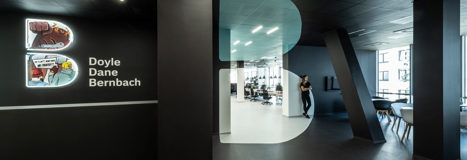 B2 L'architecture crée une illusion d'optique avec l'intérieur des bureaux pour DDB Prague