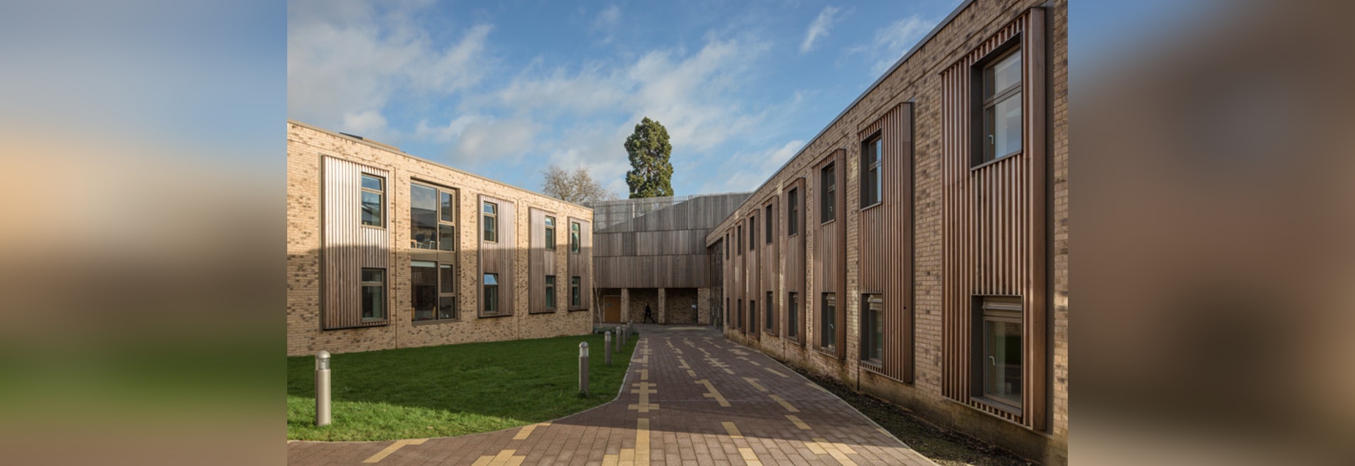 le bâtiment se mélange entre l'utilisation de la brique et le crocker de tim de © d'image de bois de construction