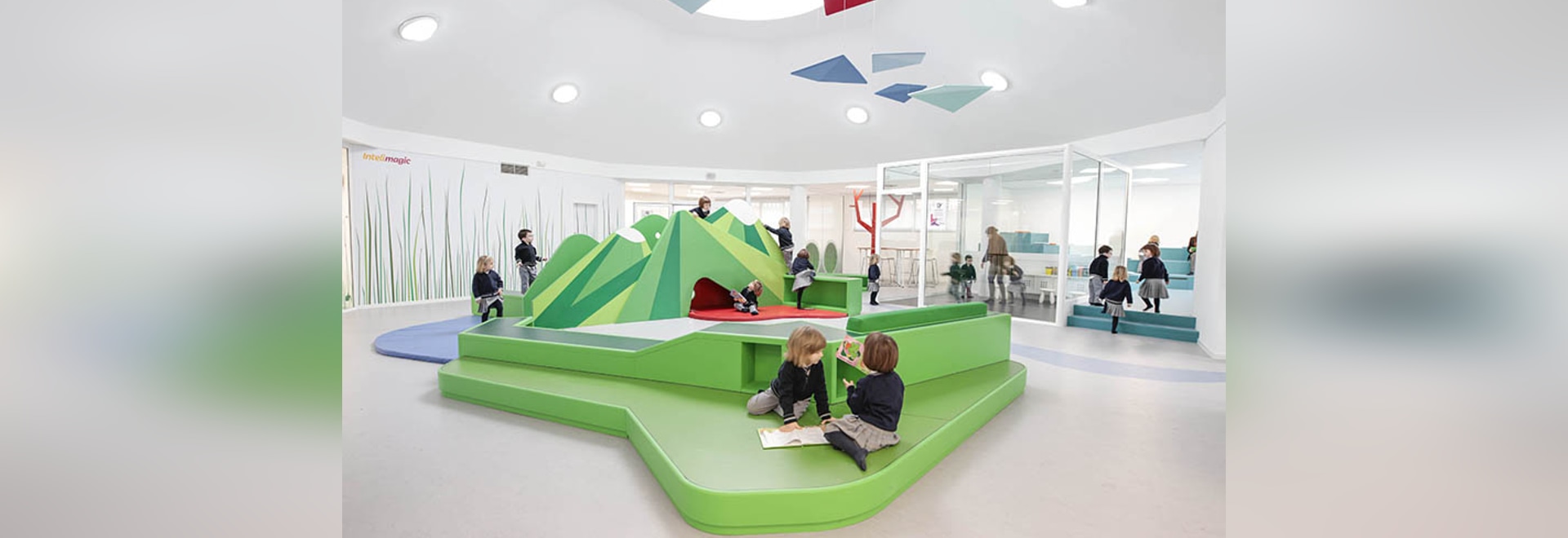 Ce jardin d'enfants espagnol est rempli de montagnes, de cavernes et d'échecs