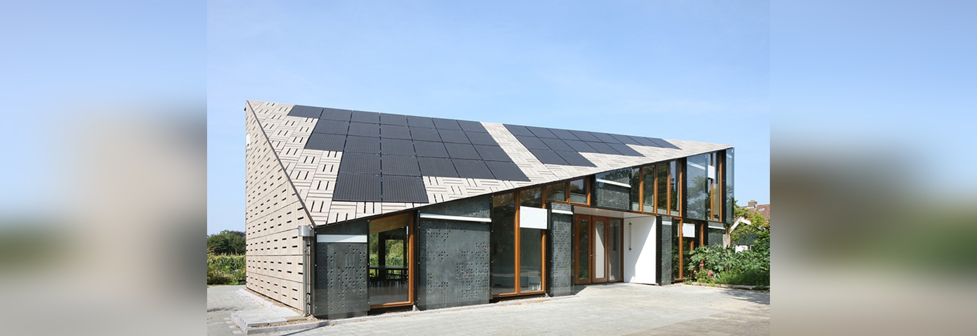 ce nouveau bâtiment remplace deux structures provisoires qui ont logé le programme pendant les cinq années précédentes