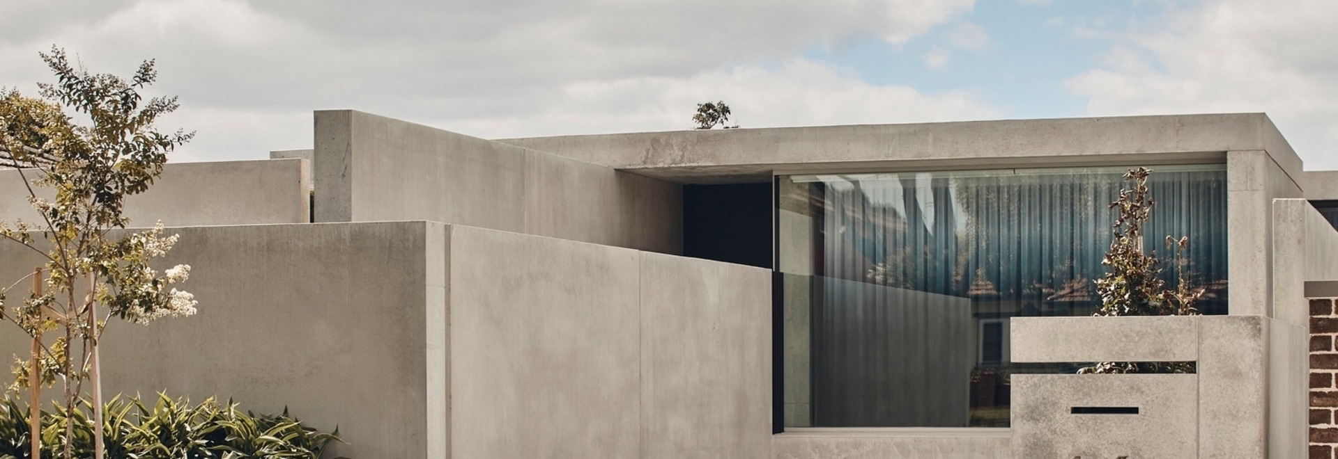 FGR Architects cache une maison de Melbourne derrière de hauts murs en béton