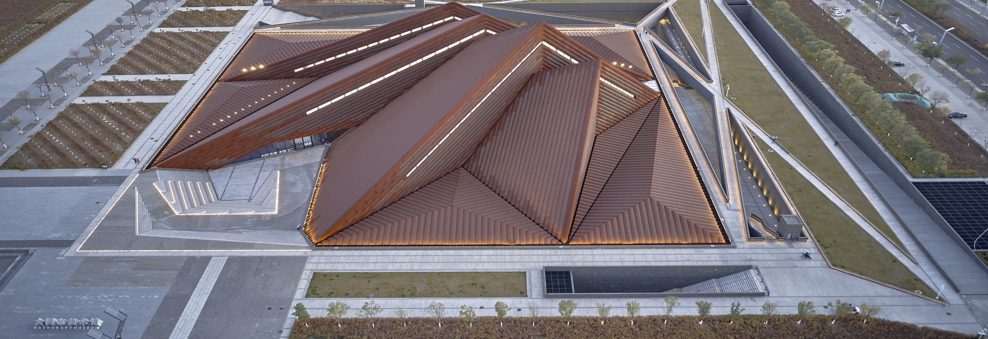 Foster + Partners réalise le musée d'art de Datong sous la forme de quatre pyramides imbriquées