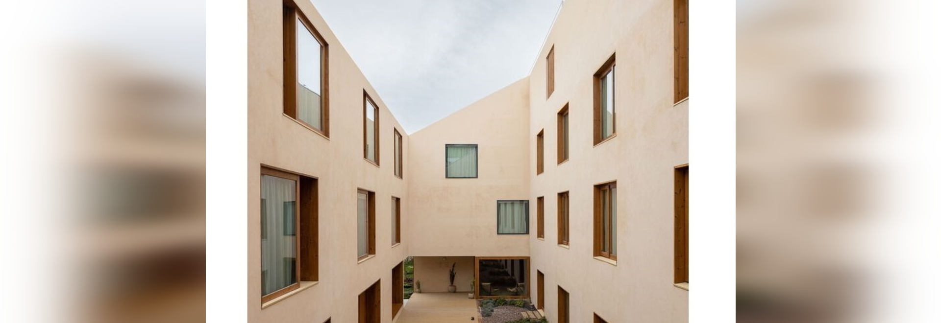 M.OU.CO Hotel Apartments / Arquitectos Aliados