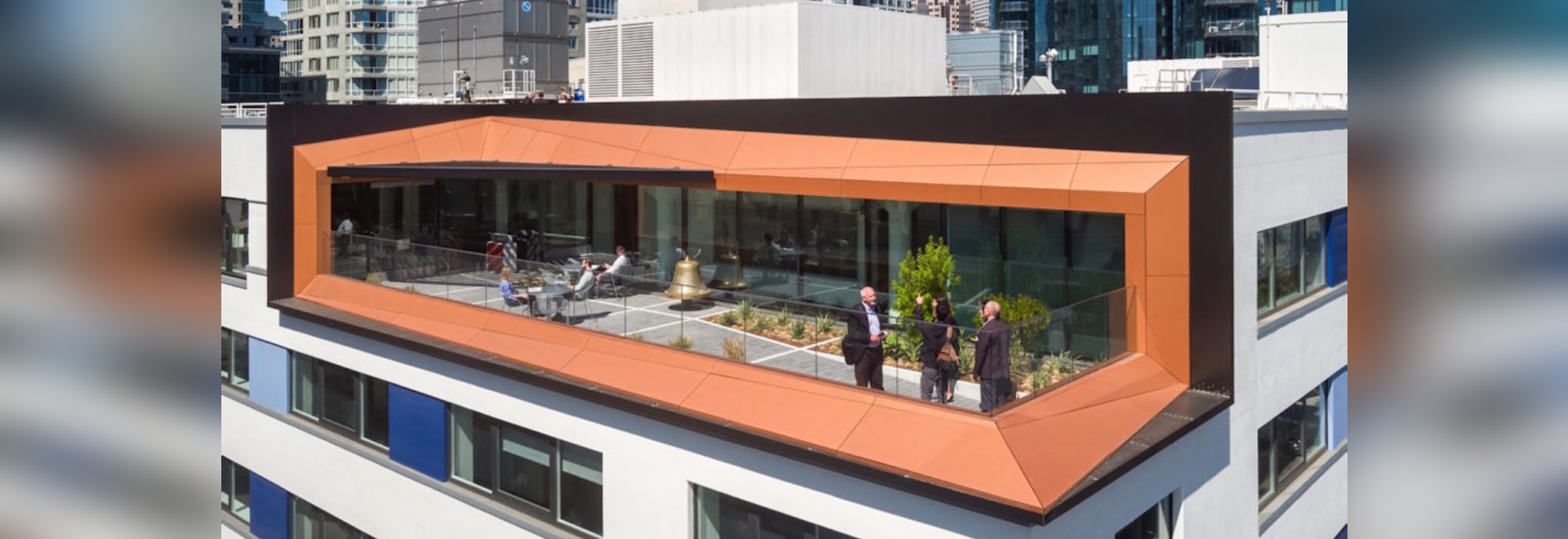 Perkins + révise un entrepôt concret ennuyeux dans de beaux bureaux d'or de LEED