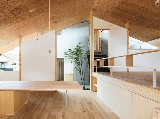 MAISON SOUS EAVES PAR LE BUREAU DE CONCEPTION DE Y+M