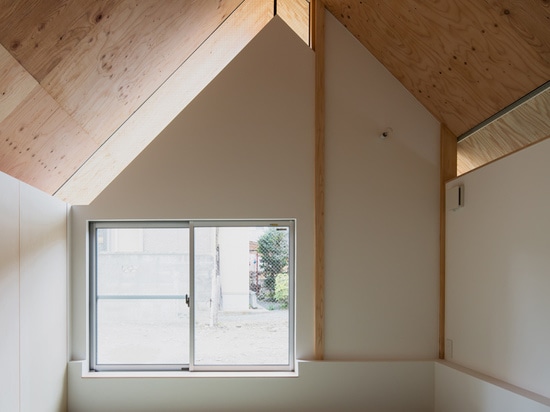 MAISON SOUS EAVES PAR LE BUREAU DE CONCEPTION DE Y+M