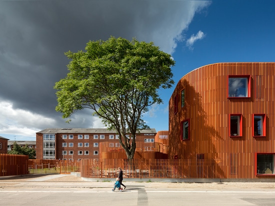 JARDIN D'ENFANTS DE FORFATTERHUSET PAR COBE