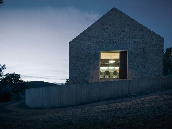 MAISON COMPACTE DE KARST PAR DEKLEVA GREGORIC ARHITEKTI