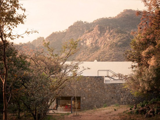 LA MAISON MEZTITLA PAR EDAA EST EN HARMONIE AVEC LA NATURE